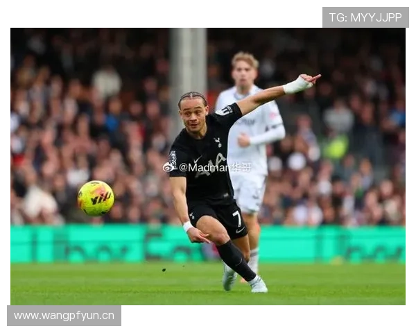 哈维·西蒙斯技术细腻，本赛季表现稳健