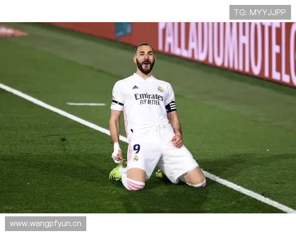 本泽马巅峰期为何来得晚：中锋的自我革命解析