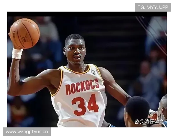 拉塞尔防守篮板高于奥拉朱旺，主导内线防守节奏转换